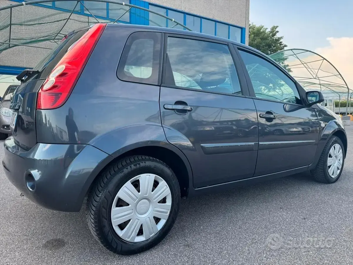Usata Ford Fiesta Ghia 75 CV (55 kW) 2008 Bluazzurro Utilitaria