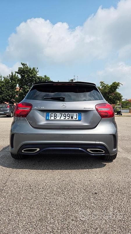 Usata Mercedes A250 Premium 211 CV (155 kW) 2015 Grigio Utilitaria