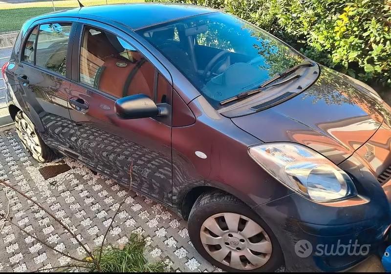 Usata Toyota Yaris 90 CV (66 kW) 2011 Grigio Utilitaria