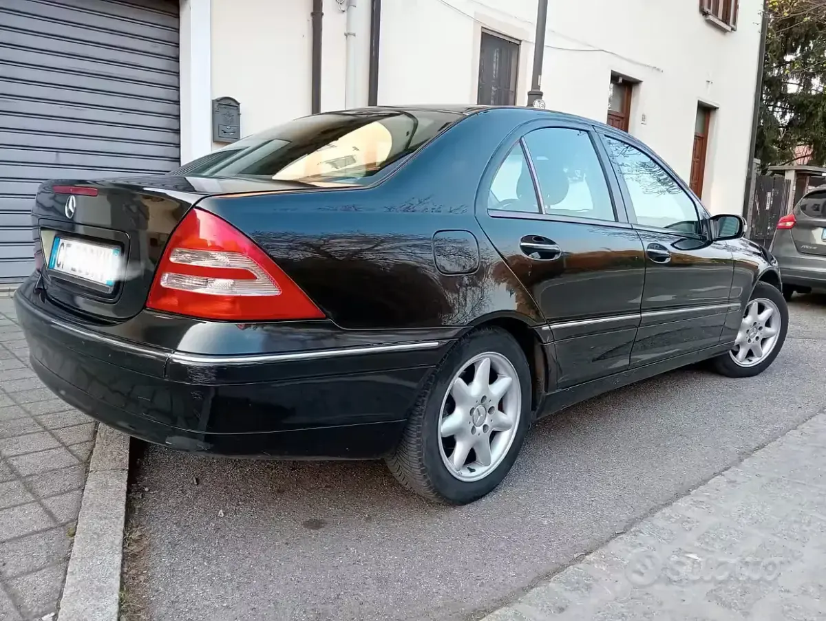 Usata Mercedes C180 129 CV (94 kW) 2003 Nero Berlina