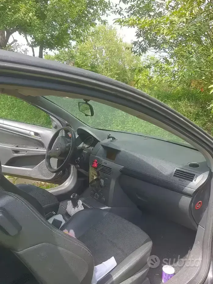 Usata Opel Astra GTC 105 CV (77 kW) 2005 Berlina