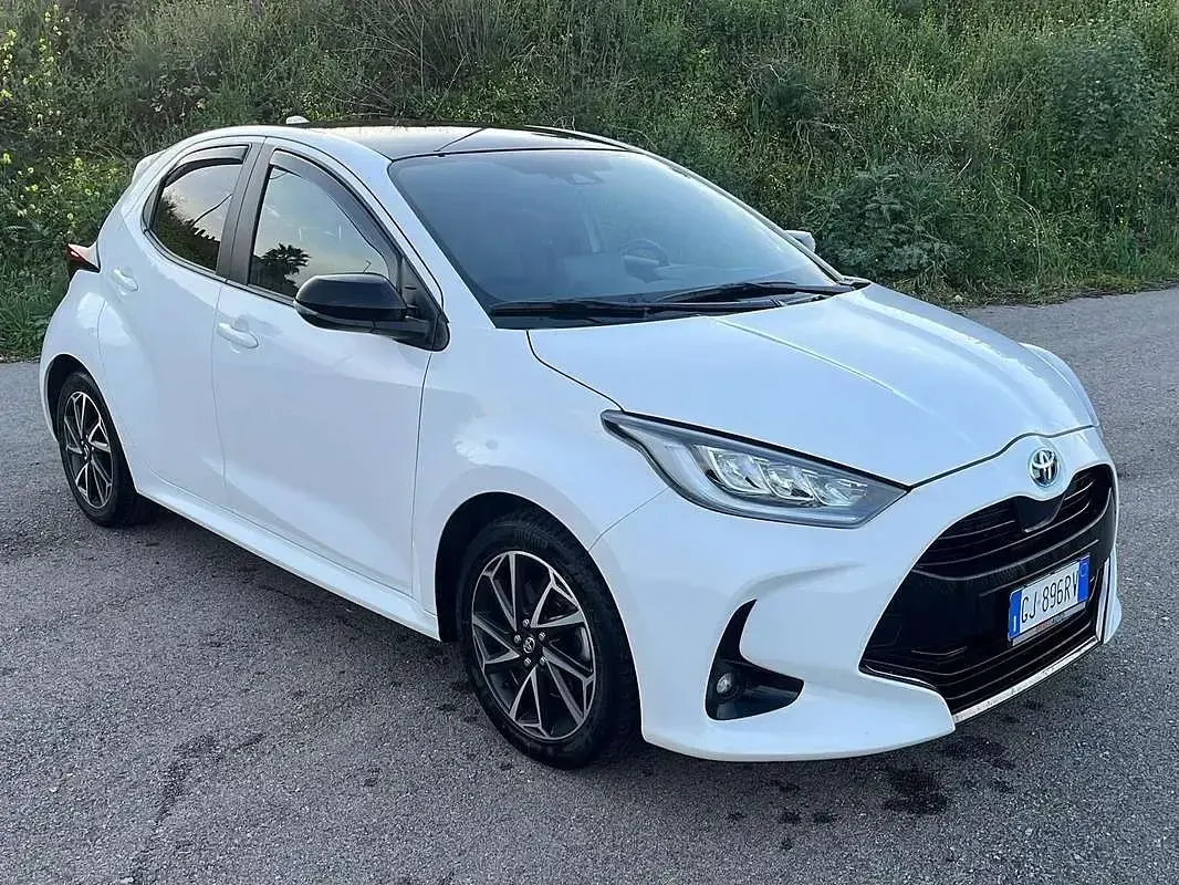 Usata Toyota Yaris Hybrid Lounge 92 CV (67 kW) 2023 Bianco Berlina