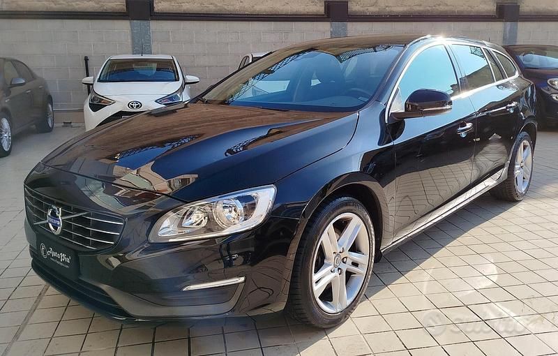 Usata Volvo V60 Summum 181 CV (133 kW) 2015 Nero Station wagon