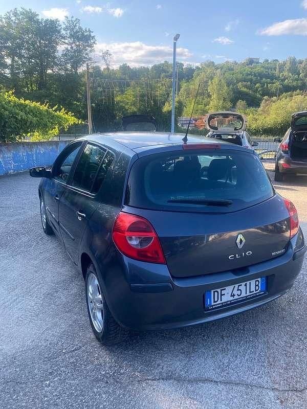 Usata Renault Clio II Luxe 75 CV (55 kW) 2007 Berlina