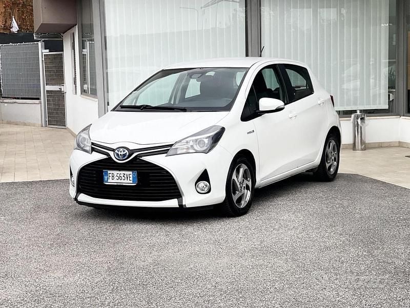 Usata Toyota Yaris Hybrid 75 CV (55 kW) 2015 Bianco Berlina