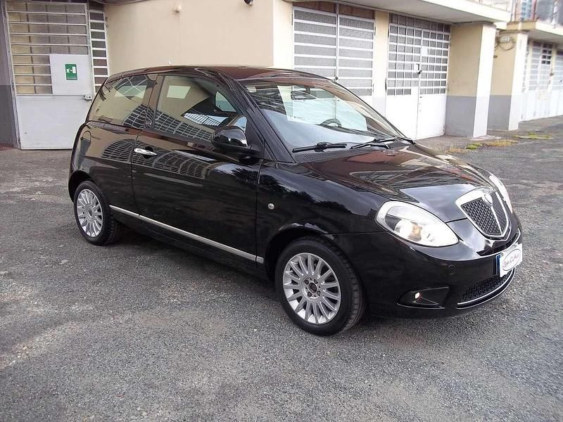 Usata Lancia Ypsilon 69 CV (50 kW) 2012 601/nero masaccio Utilitaria