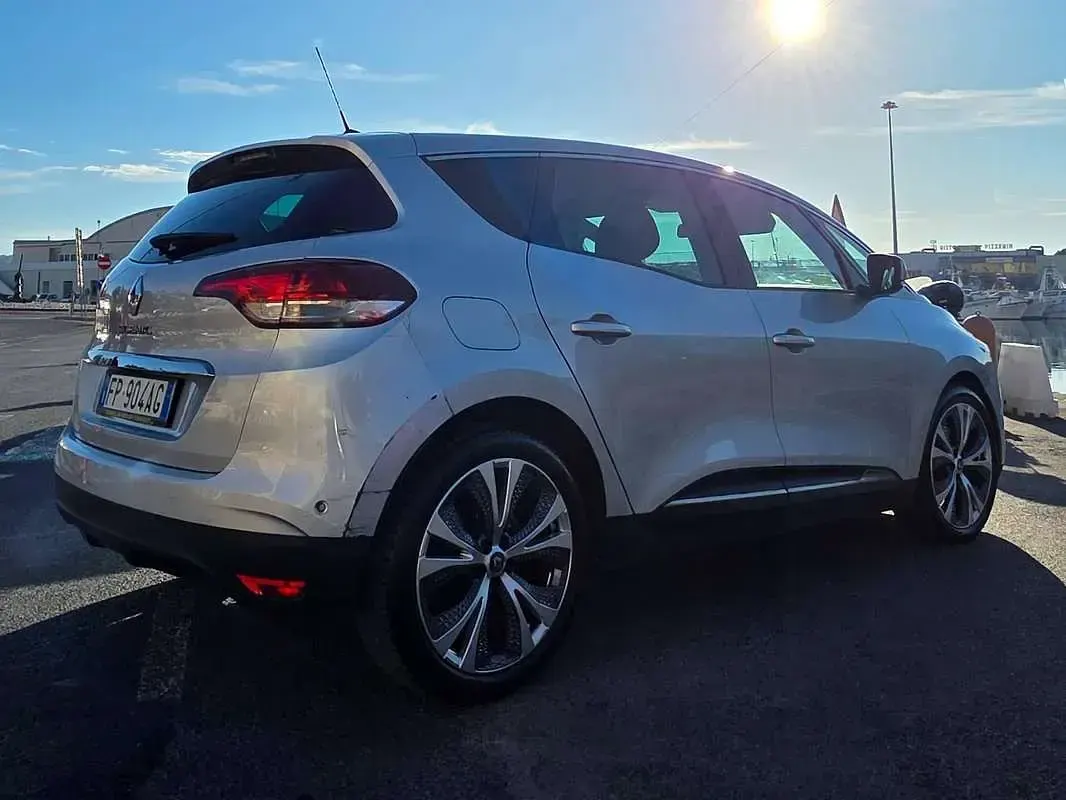 Usata Renault Scénic IV Intens 110 CV (80 kW) 2018 Argento Monovolume