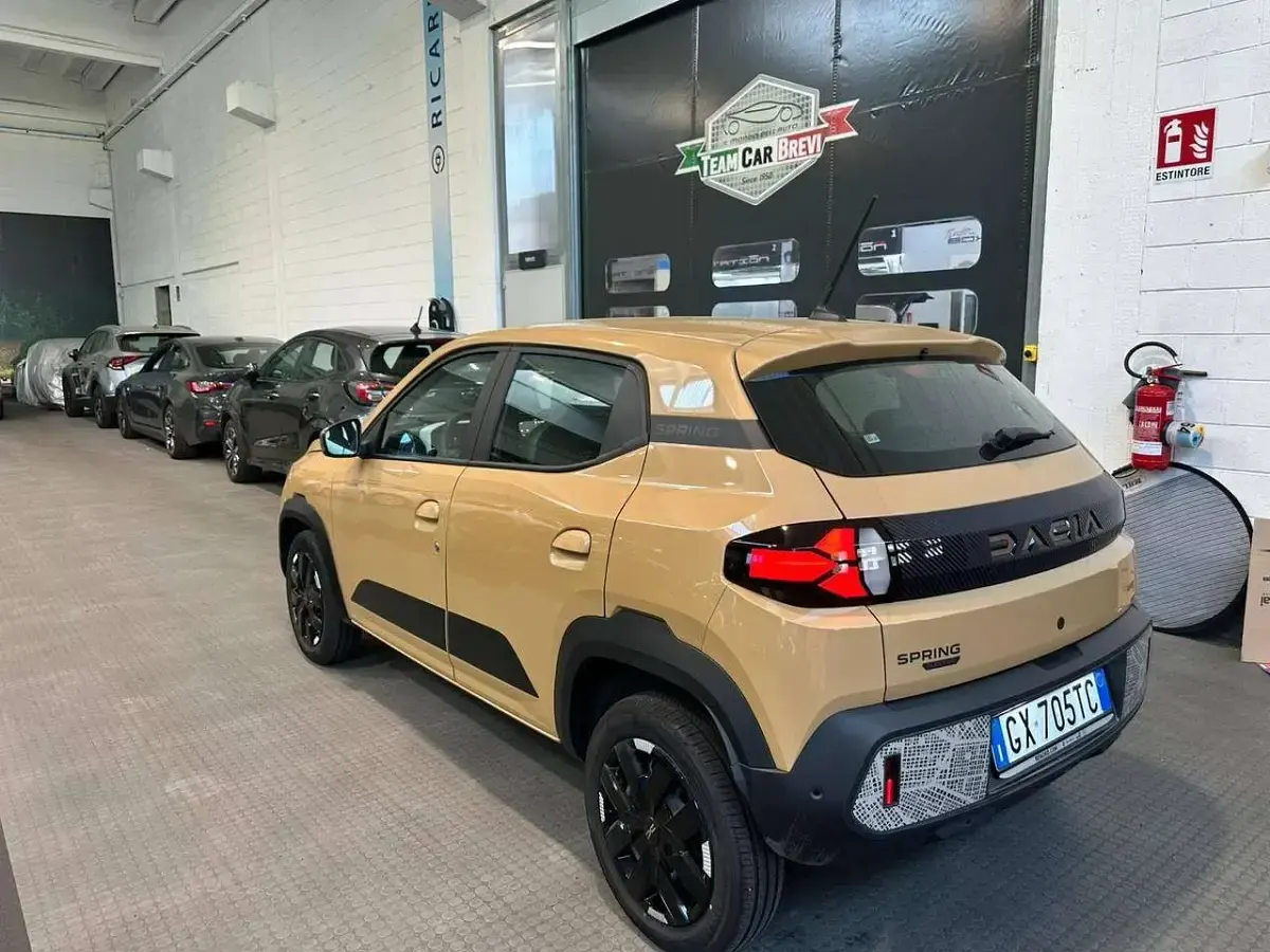 Usata Dacia Spring Business 19 kW (26 CV) 2024 Beige Utilitaria