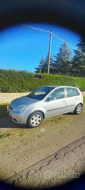 Usata Ford Fiesta 68 CV (50 kW) 2005 Grigio Utilitaria