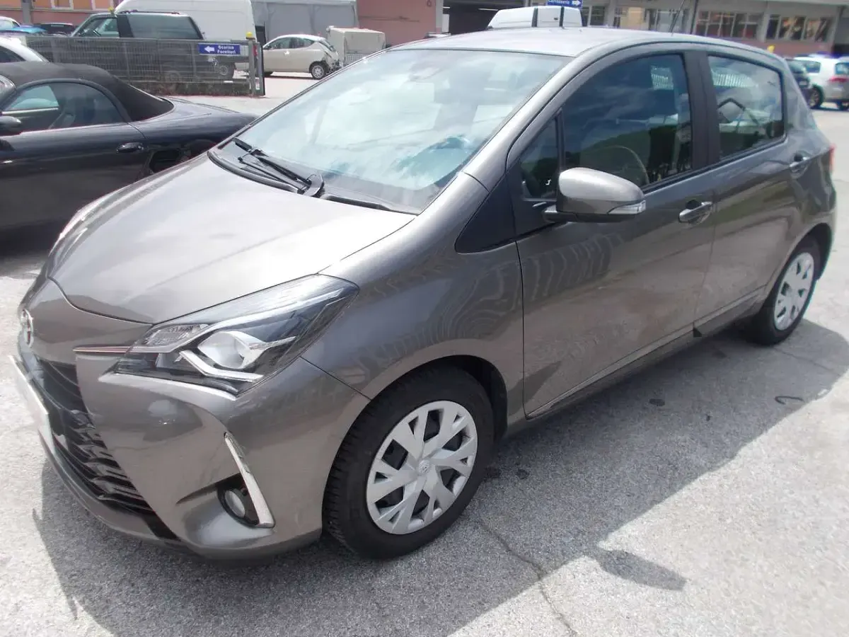 Usata Toyota Yaris Business Edition 69 CV (50 kW) 2020 Grigio Berlina
