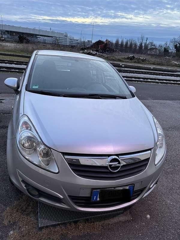 Usata Opel Corsa Cosmo 90 CV (66 kW) 2010 Argento Berlina