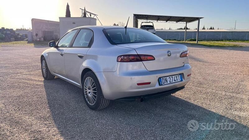 Grigio Usata 2010 Alfa Romeo 159 Tre volumi | 3000 € (Buon prezzo) - Immagine 1/4