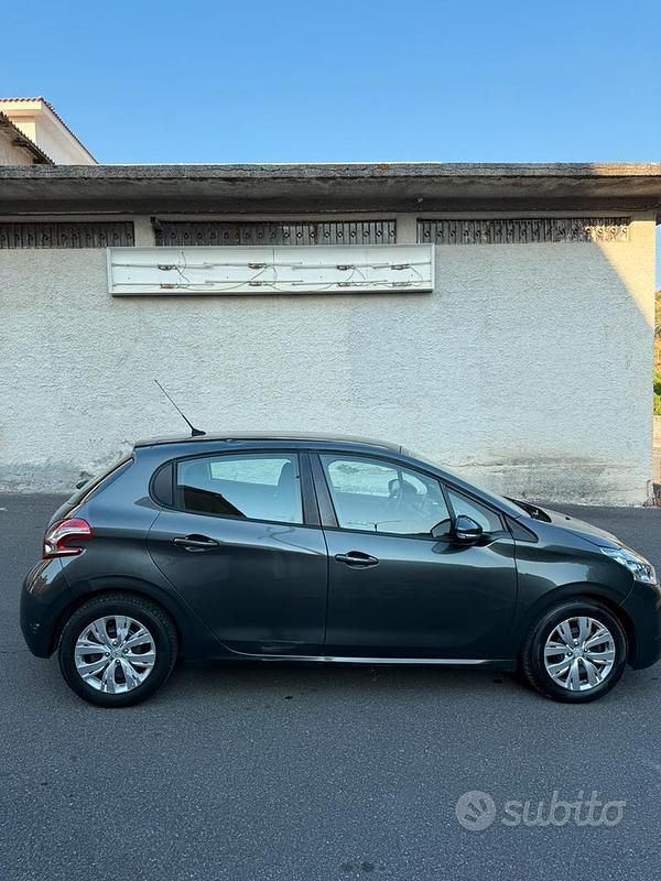 Usata Peugeot 208 68 CV (50 kW) 2012 Grigio Utilitaria