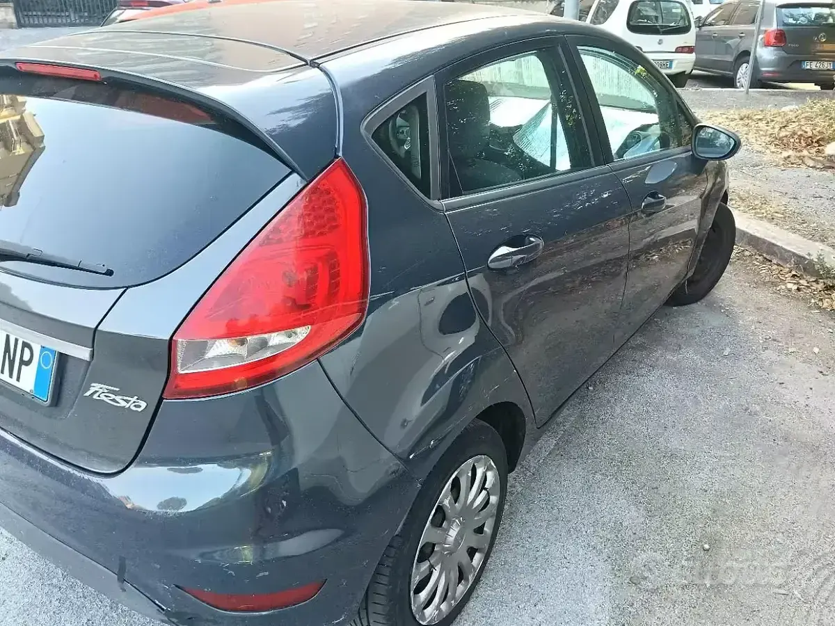 Usata Ford Fiesta Titanium 82 CV (60 kW) 2011 Viola Berlina