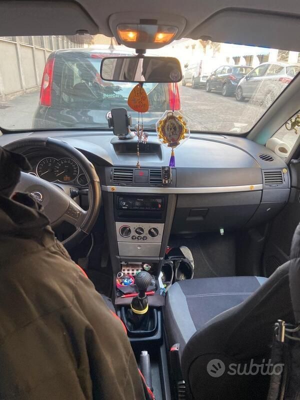 Grigio Usata 2005 Opel Meriva Monovolume | 2300 € (Buon prezzo) - Immagine 1/4