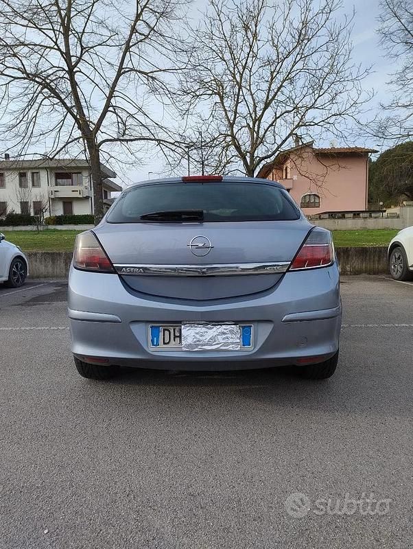 Usata Opel Astra GTC 95 CV (69 kW) 2007 Grigio Monovolume