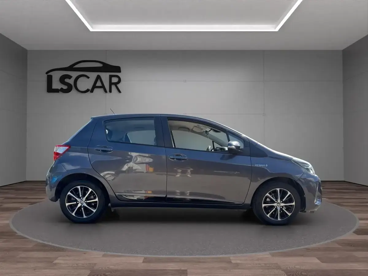 Usata Toyota Yaris Hybrid Active 73 CV (53 kW) 2018 Grigio Berlina