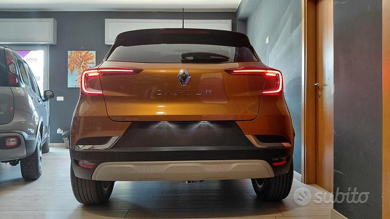 Usata Renault Captur Intens 91 CV (66 kW) 2022 Giallo SUV