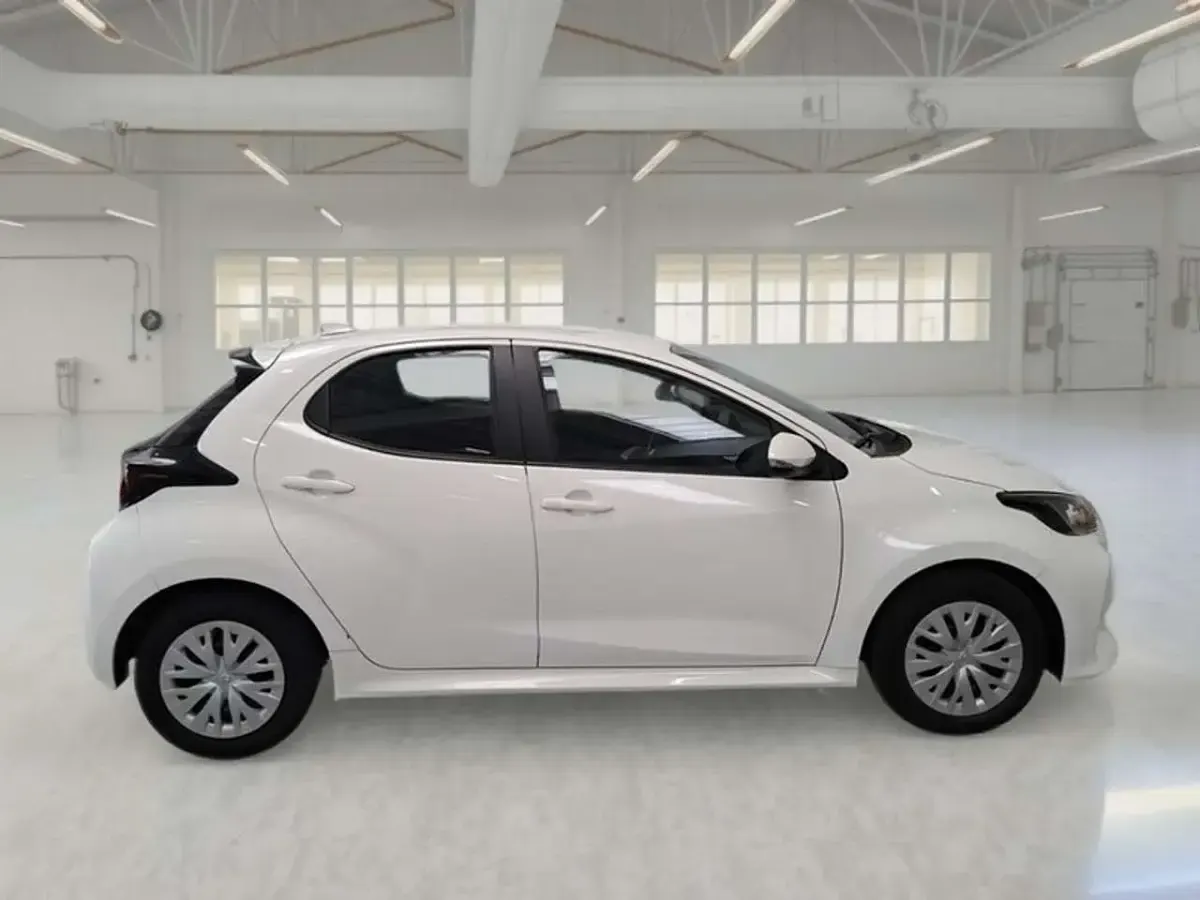 Usata Toyota Yaris Hybrid Business Edition 92 CV (67 kW) 2022 Bianco Berlina