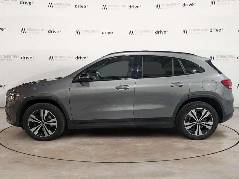 Usata Mercedes GLA200 150 CV (110 kW) 2023 Grigio montagna SUV