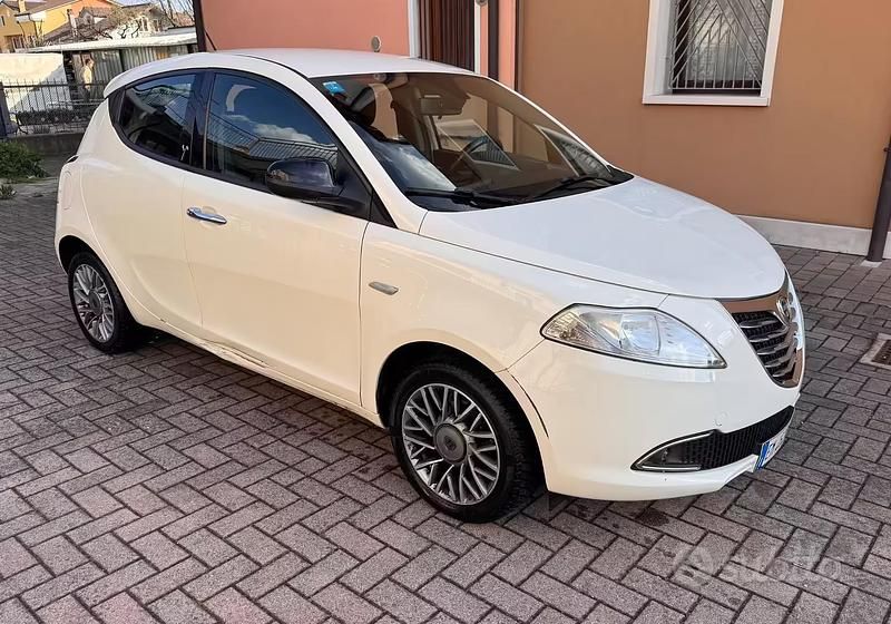 Usata Lancia Ypsilon 69 CV (50 kW) 2012 Bianco Utilitaria