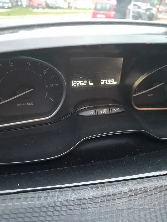 Usata Peugeot 2008 Allure 82 CV (60 kW) 2018 Grigio SUV