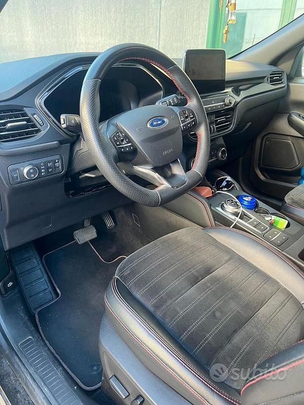 Usata Ford Kuga 120 CV (88 kW) 2022 Nero SUV