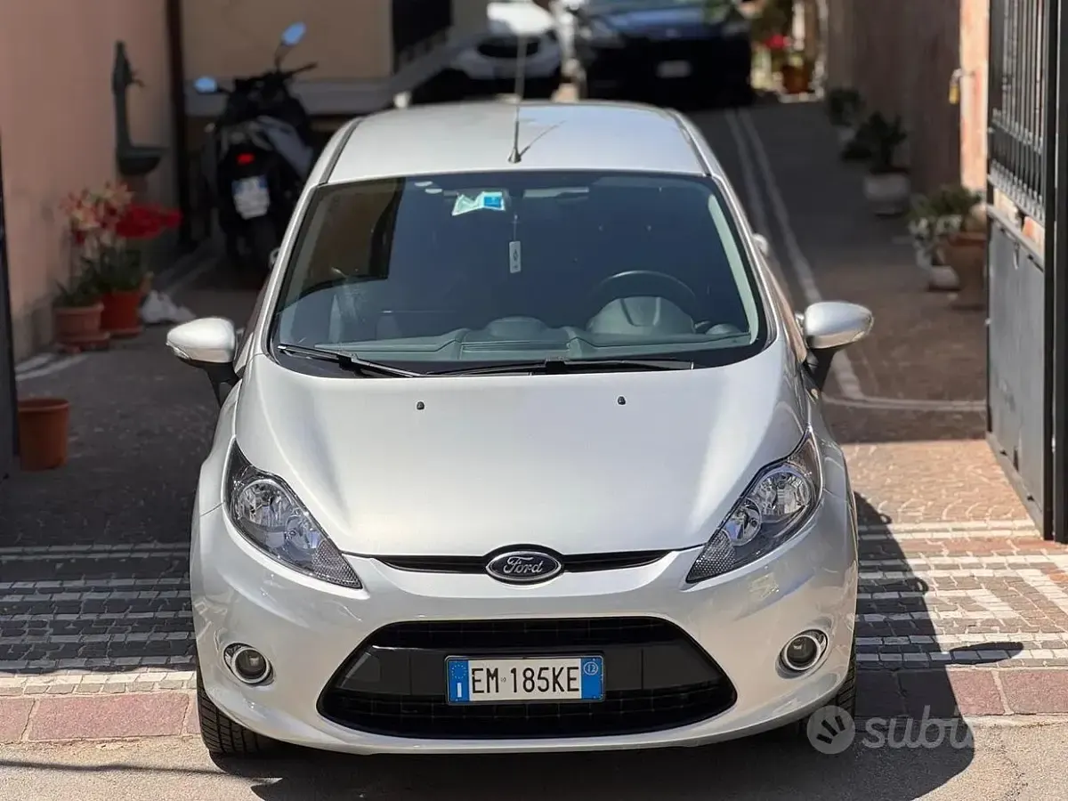 Usata Ford Fiesta Titanium 70 CV (51 kW) 2012 Grigio Berlina