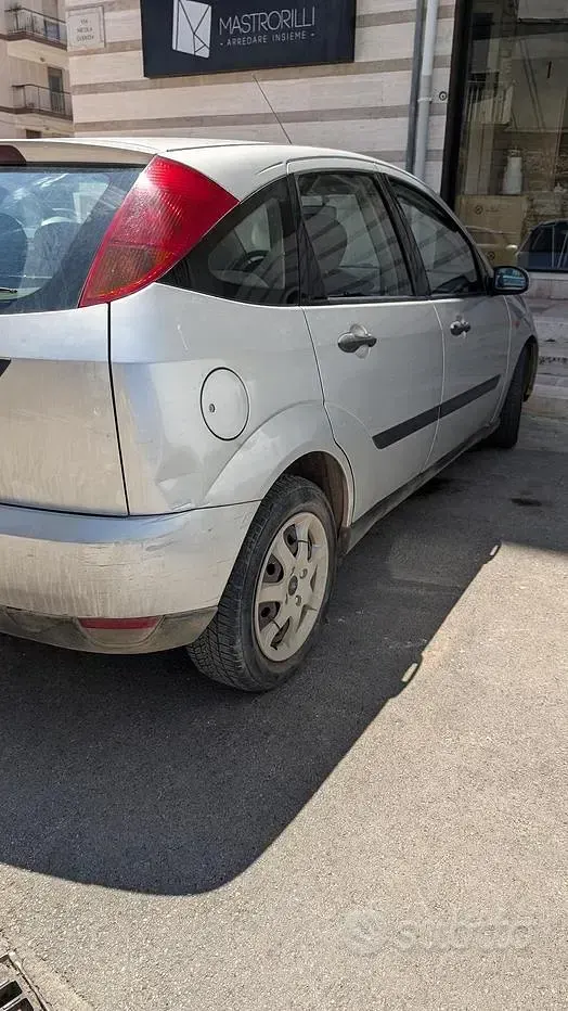 Usata Ford Focus 90 CV (66 kW) 2001 Grigio Berlina