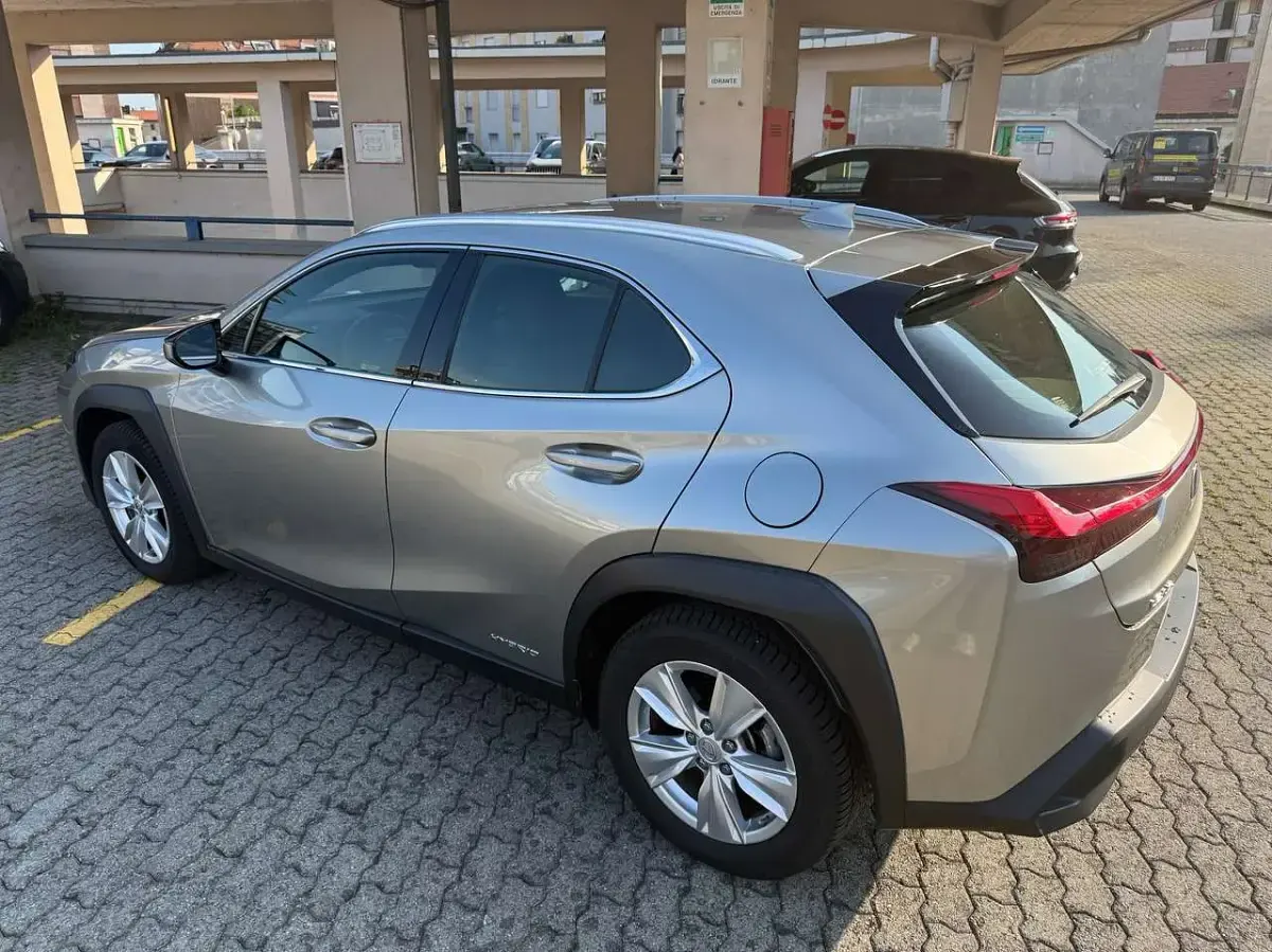 Usata Lexus UX 250h Business Edition 152 CV (111 kW) 2022 Argento SUV