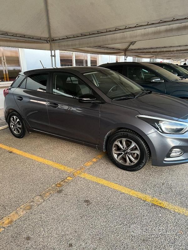 Grigio Usata 2020 Hyundai i20 Due volumi | 11.500 € - Immagine 1/4