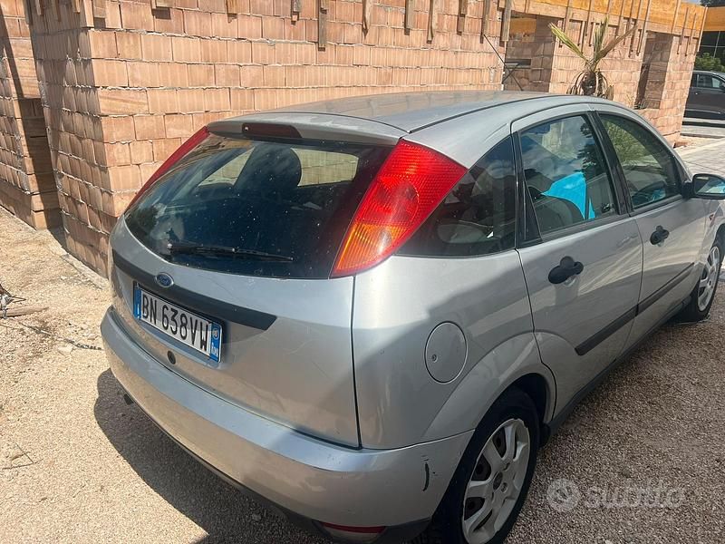 Usata Ford Focus 100 CV (73 kW) 2000 Grigio Berlina