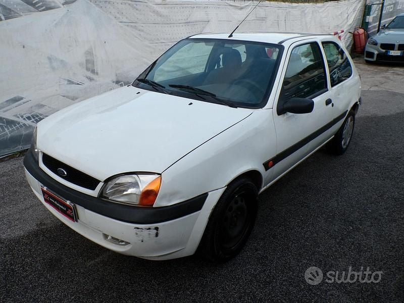 Usata Ford Fiesta 74 CV (54 kW) 2002 Bianco Berlina