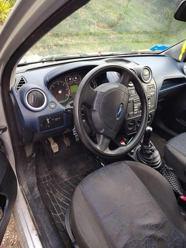 Usata Ford Fiesta Ghia 68 CV (50 kW) 2006 Grigio Berlina