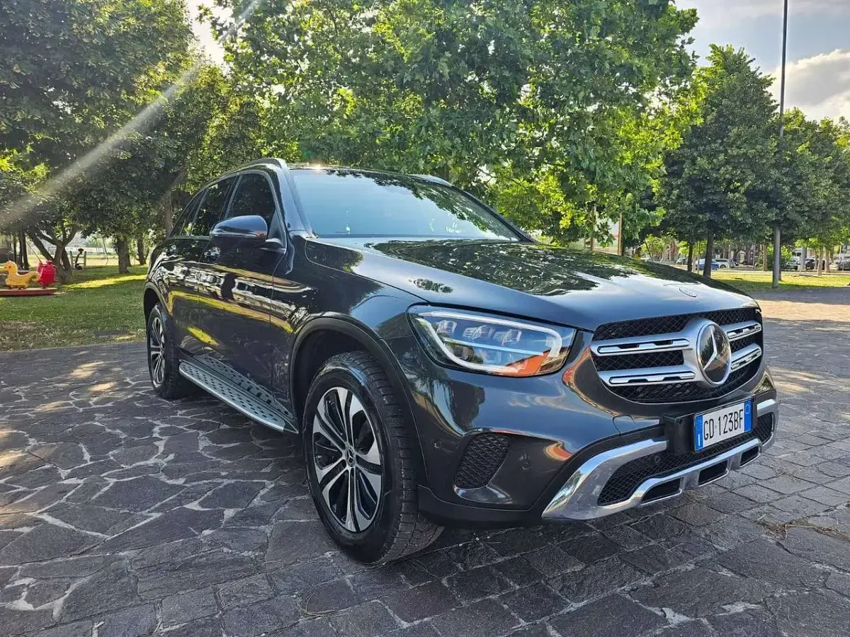 Usata Mercedes GLC300 Business 211 CV (155 kW) 2020 Nero SUV