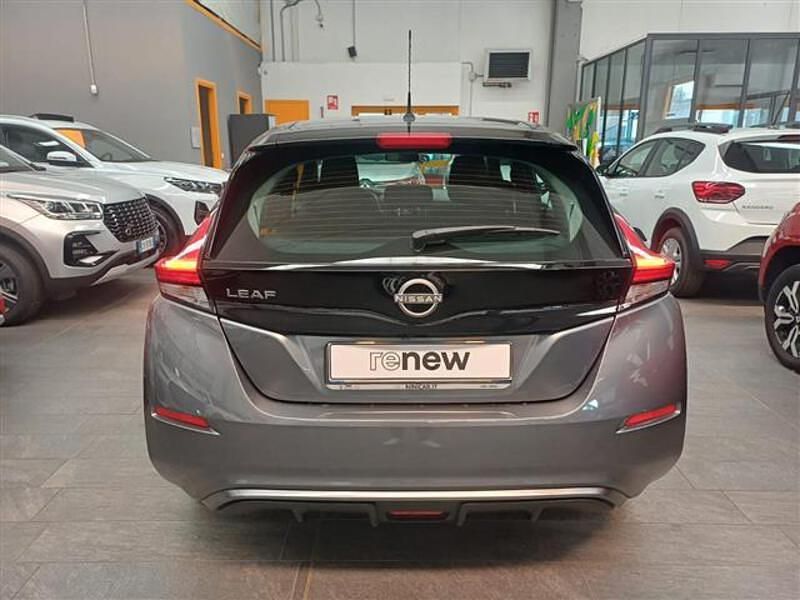 Usata Nissan Leaf Acenta 110 kW (150 CV) 2023 Grigio scuro Utilitaria