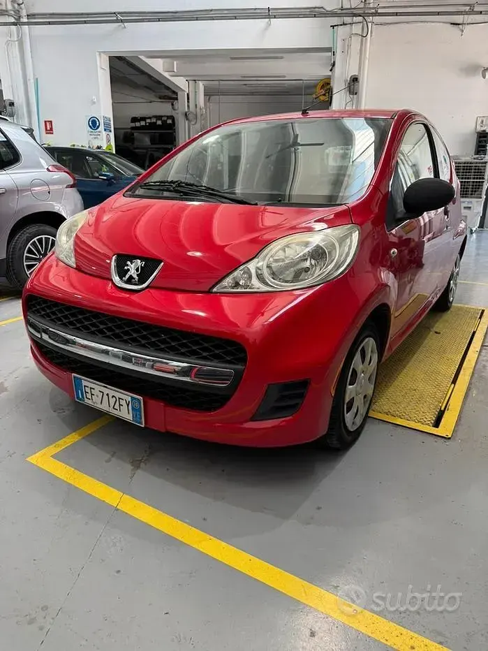 Usata Peugeot 107 68 CV (50 kW) 2010 Rosso Utilitaria
