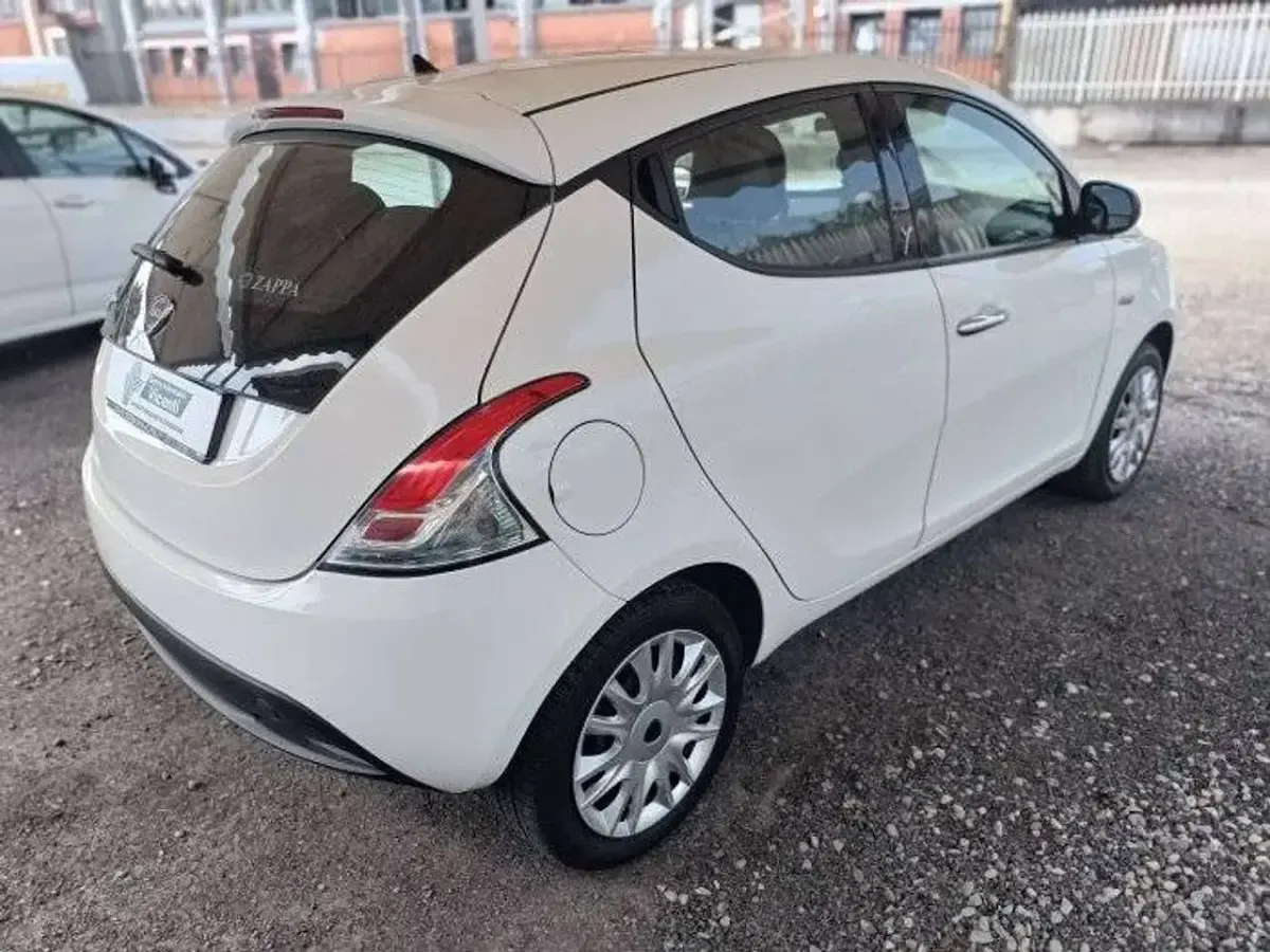 Usata Lancia Ypsilon Gold 69 CV (50 kW) 2014 Bianco Utilitaria
