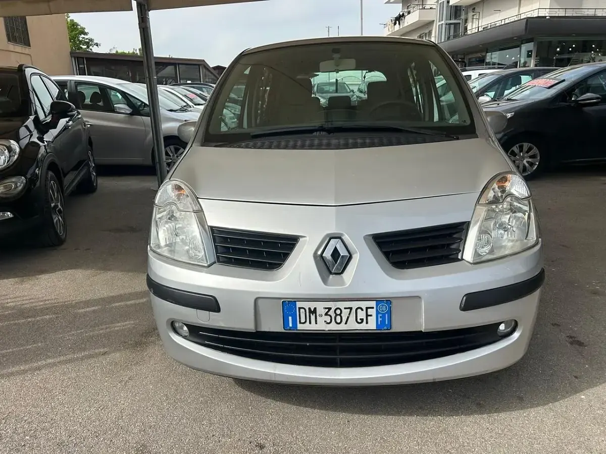 Käytetty Renault Modus Dynamique 75 HP (55 kW) 2008 Hopea Tila-auto