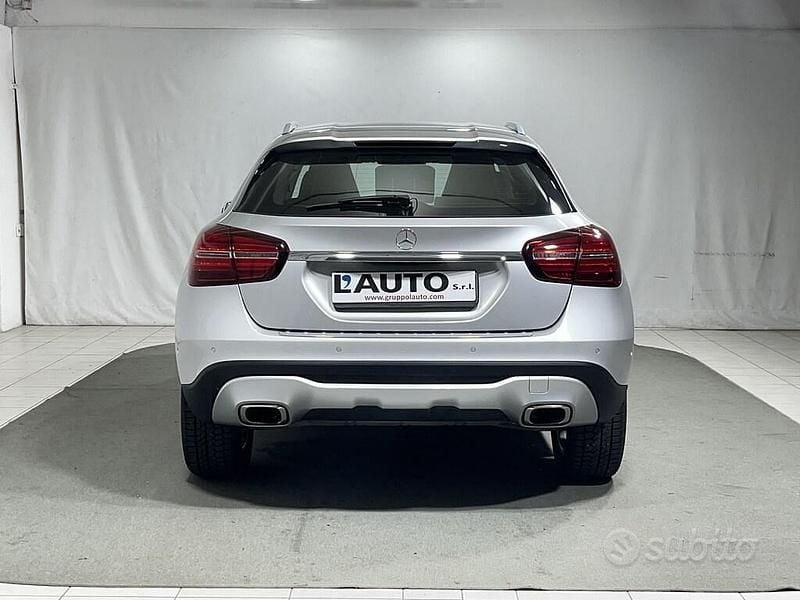 Usata Mercedes GLA180 122 CV (89 kW) 2017 Grigio SUV