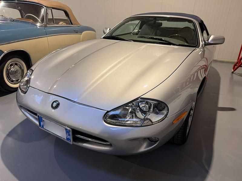 Begagnad Jaguar XK8 284 HK (208 kW) 1999 Silver Cab