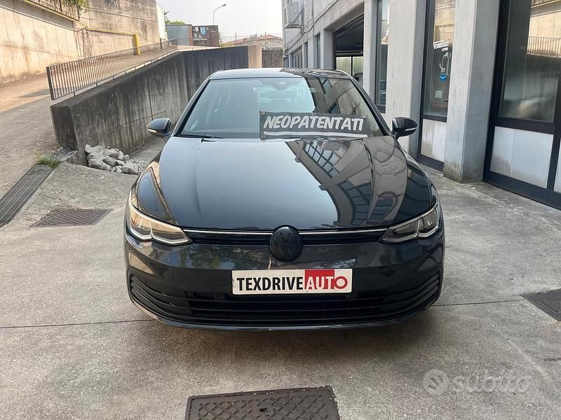 Grigio Usata 2021 VW Golf Life Tre volumi | 17.500 € (Buon prezzo) - Immagine 1/4