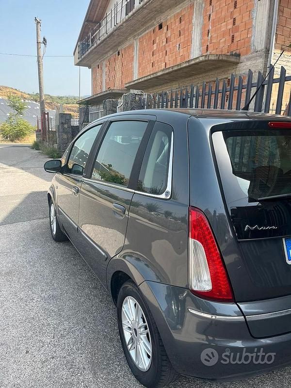Usata Lancia Musa 90 CV (66 kW) 2012 Grigio Monovolume