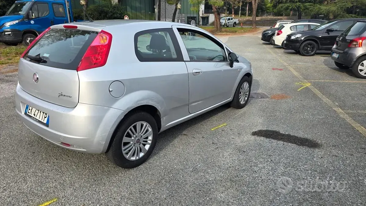 Usata Fiat Grande Punto 77 CV (56 kW) 2011 Grigio Utilitaria