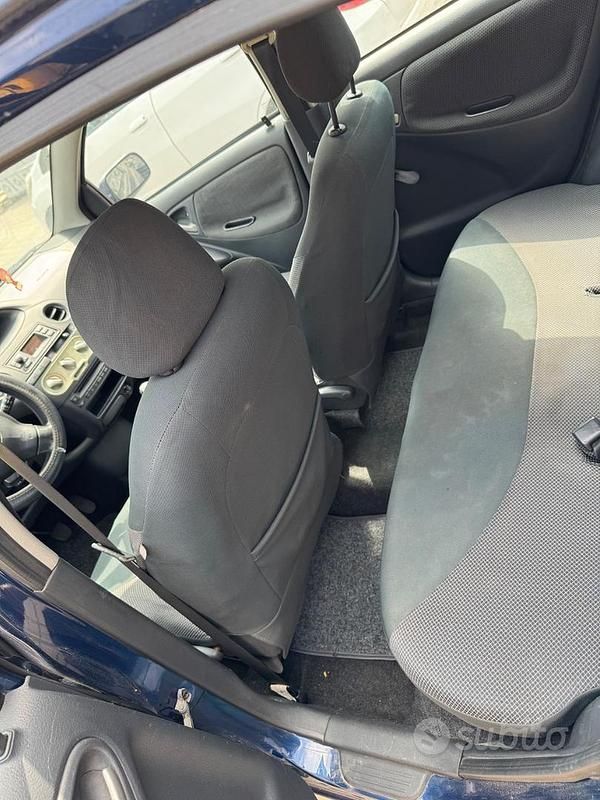 Usata Toyota Yaris 2003 Blu Berlina