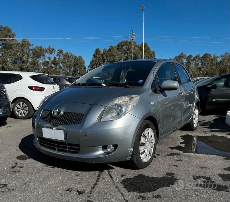 Grigio Usata 2007 Toyota Yaris Sol Tre volumi | 2700 € (Buon prezzo) - Immagine 1/4