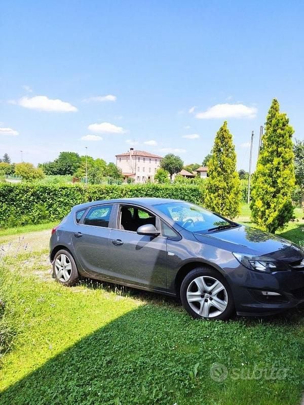 Grigio Usata 2014 Opel Astra Tre volumi | 4900 € (Buon prezzo) - Immagine 1/1