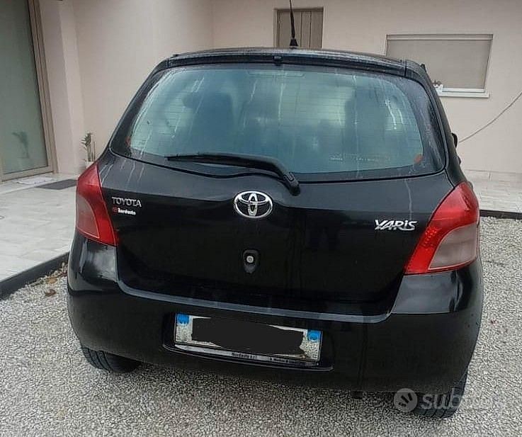 Usata Toyota Yaris 69 CV (50 kW) 2007 Nero Utilitaria
