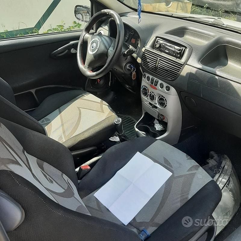 Usata Fiat Punto 69 CV (50 kW) 2004 Bianco Utilitaria