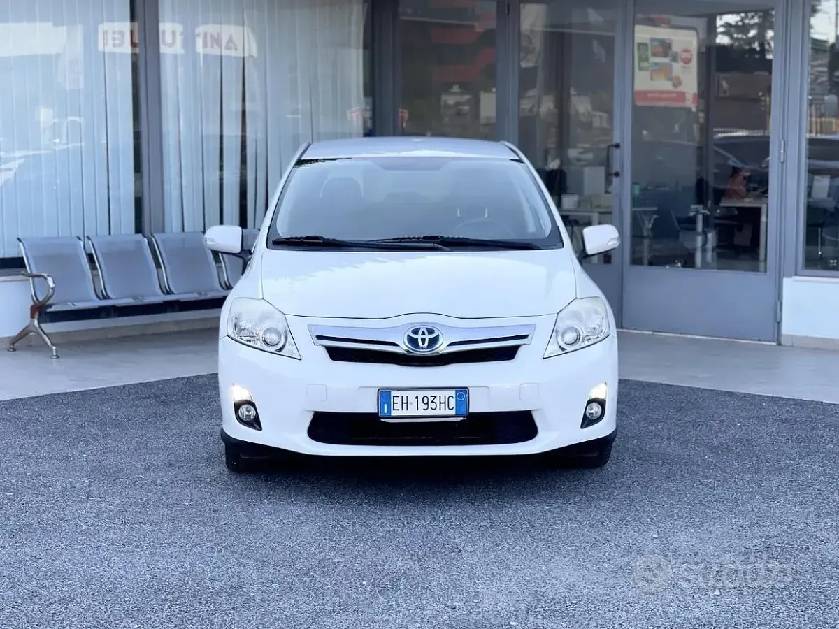 Usata Toyota Auris Hybrid 99 CV (72 kW) 2012 Bianco Berlina